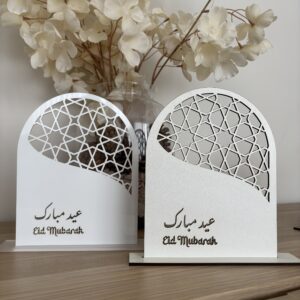 Panneau de Table "Eid Mubarak" – Calligraphie Arabe & Français/Anglais – Décoration de Fête Élégante